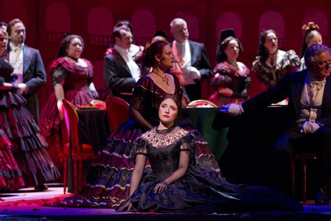 “La Traviata” Un Viaje Melódico a través de la Pasión y el Sacrificio